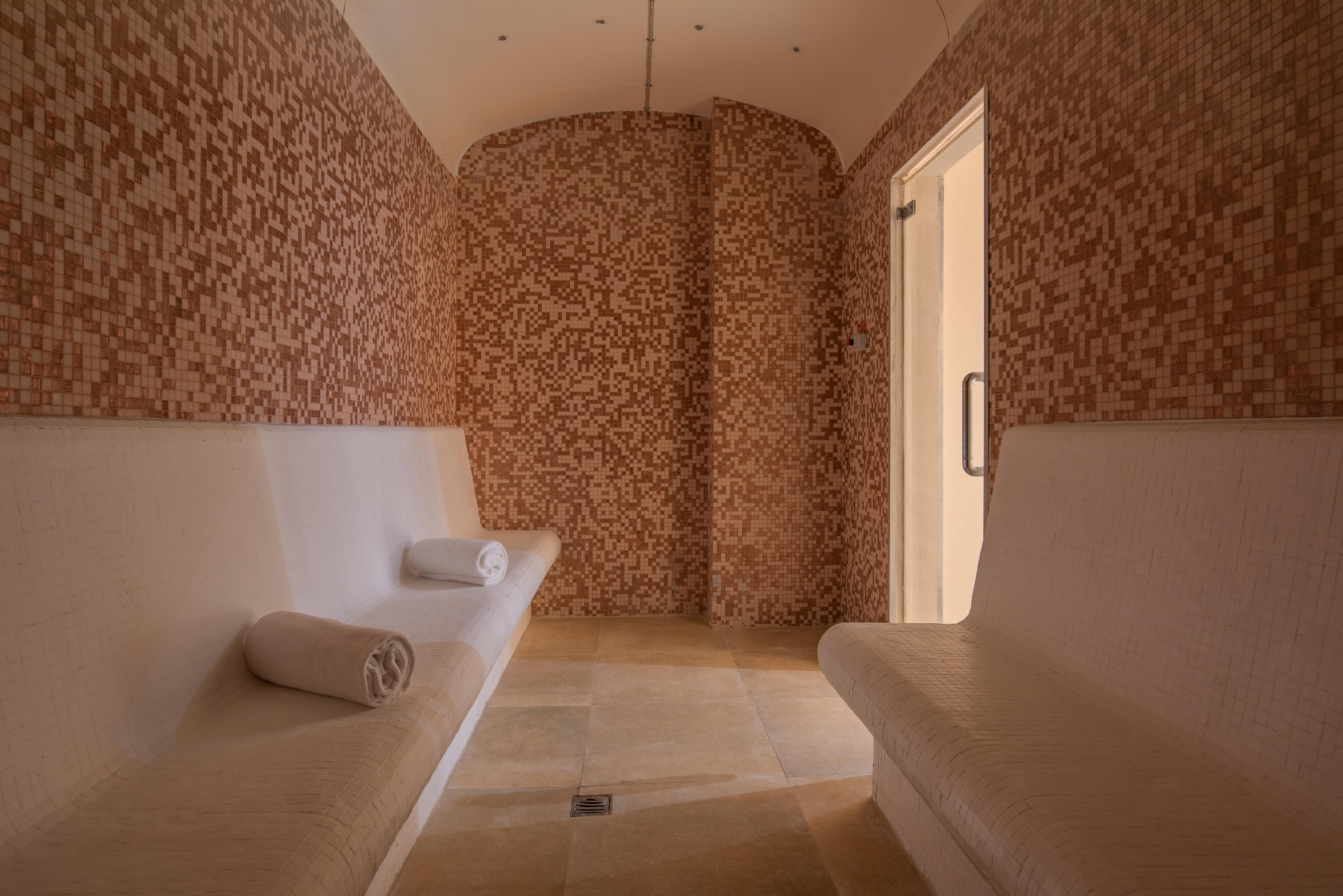 Doubletree By Hilton La Torre Golf Resort Roldán Zewnętrze zdjęcie A hammam in a spa