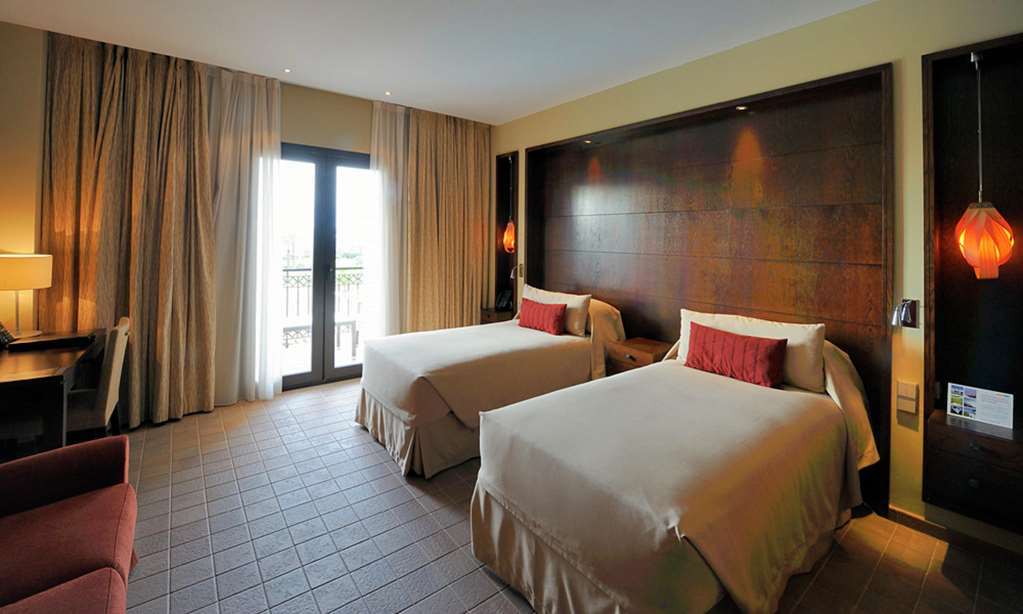 Doubletree By Hilton La Torre Golf Resort Roldán Pokój zdjęcie A typical room at the hotel