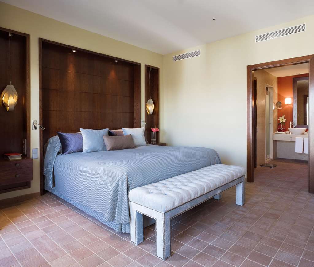 Doubletree By Hilton La Torre Golf Resort Roldán Pokój zdjęcie A bedroom at the hotel
